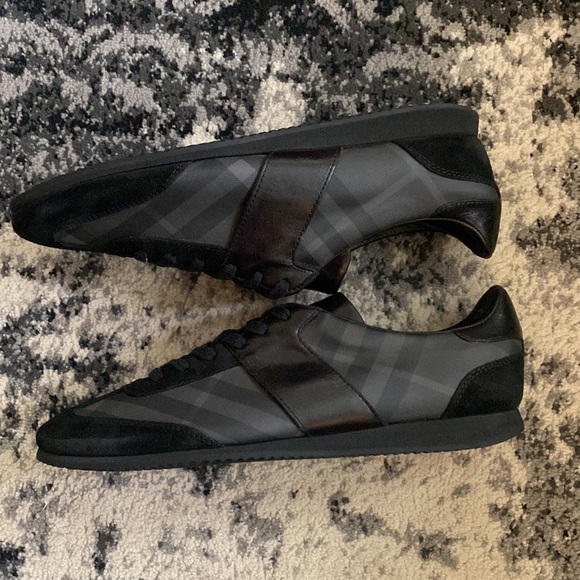 Authentic Burberry Black Plaid Novacheck Men’s Sneaker - Picture 2 of 5